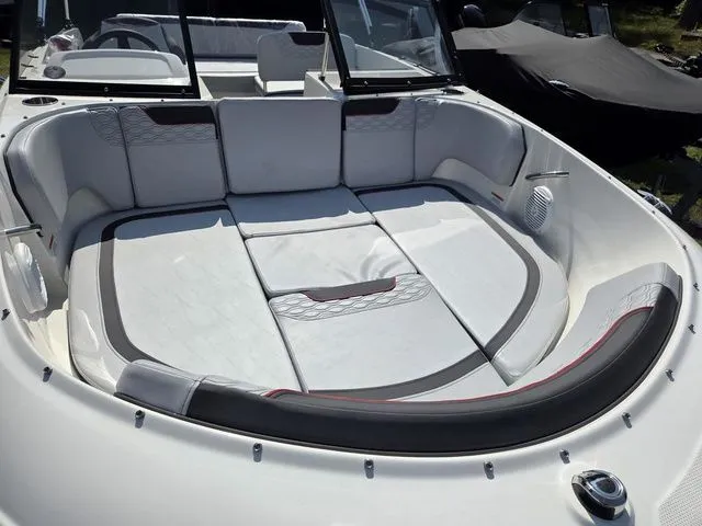 Slide: The Image of Bayliner M19 2025 - 4