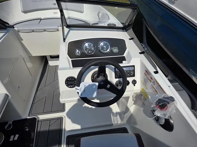 Slide: The Image of Bayliner M19 2025 - 8