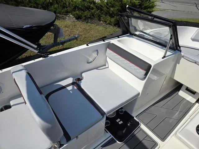 Slide: The Image of Bayliner M19 2025 - 9