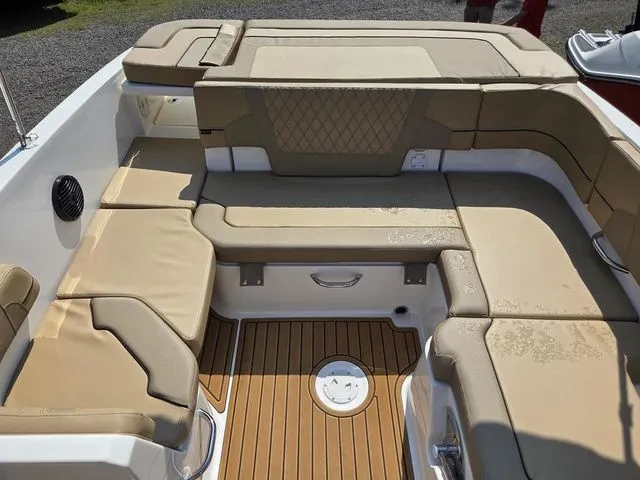 Slide: The Image of Bayliner VR6 2025 - 10