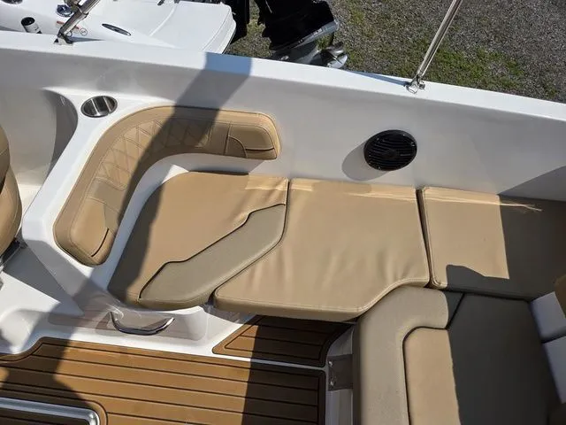 Slide: The Image of Bayliner VR6 2025 - 11