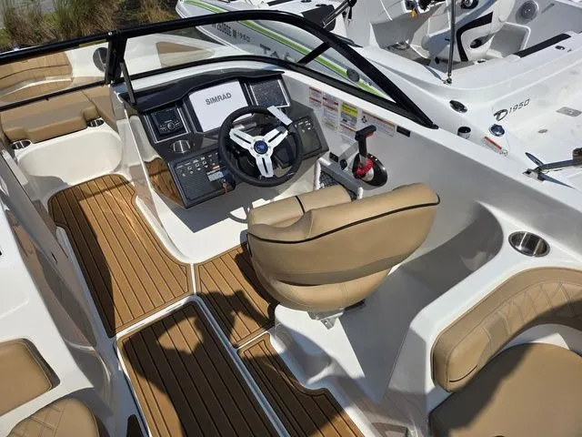 Slide: The Image of Bayliner VR6 2025 - 12