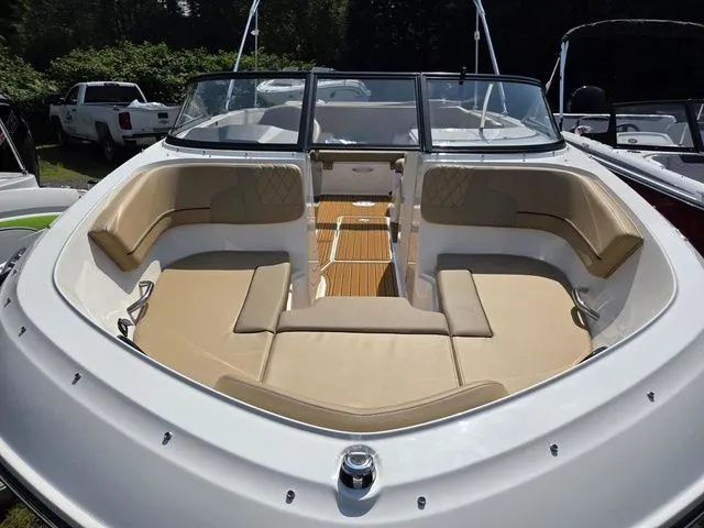 Slide: The Image of Bayliner VR6 2025 - 4