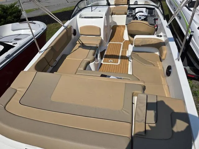 Slide: The Image of Bayliner VR6 2025 - 6