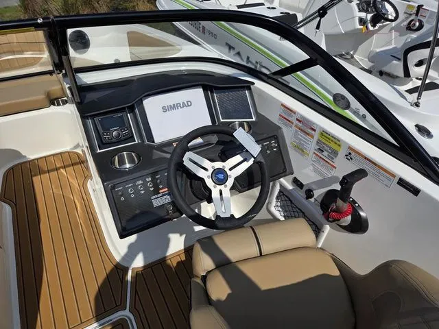 Slide: The Image of Bayliner VR6 2025 - 7