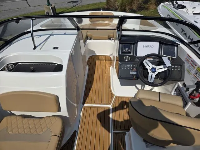 Slide: The Image of Bayliner VR6 2025 - 8