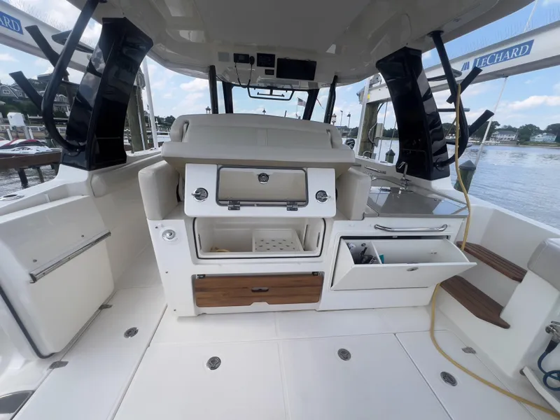 Slide: The Image of Boston Whaler 35 Realm (SeaKeeper equipped) 2021 - 10