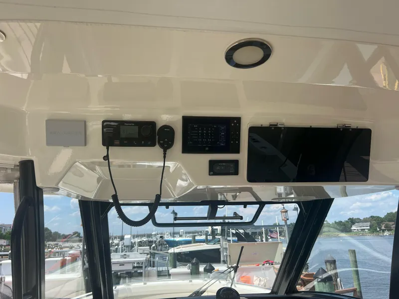 Slide: The Image of Boston Whaler 35 Realm (SeaKeeper equipped) 2021 - 23