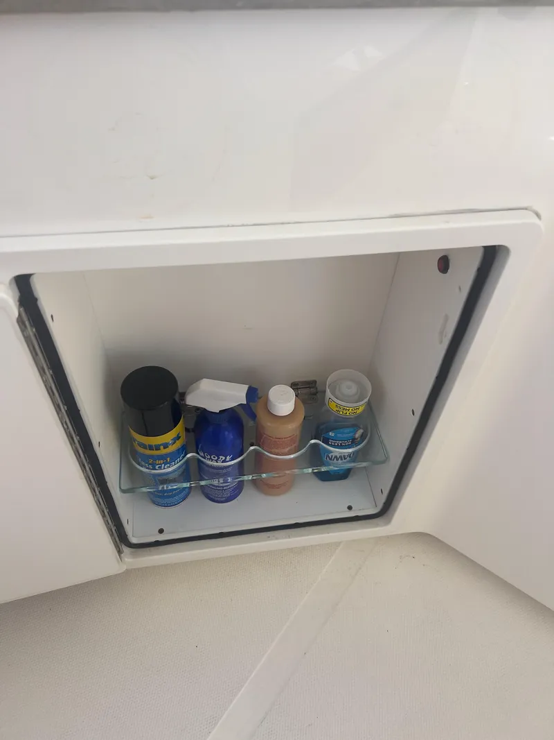 Slide: The Image of Boston Whaler 35 Realm (SeaKeeper equipped) 2021 - 26