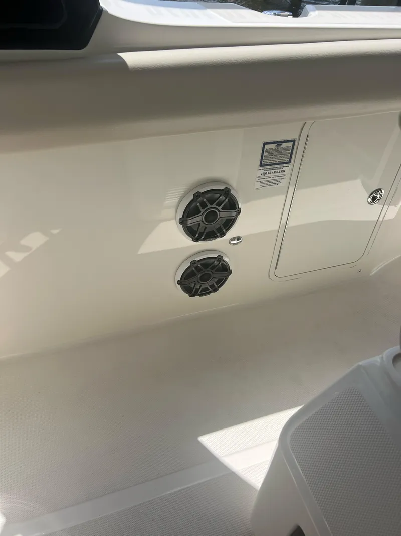 Slide: The Image of Boston Whaler 35 Realm (SeaKeeper equipped) 2021 - 29