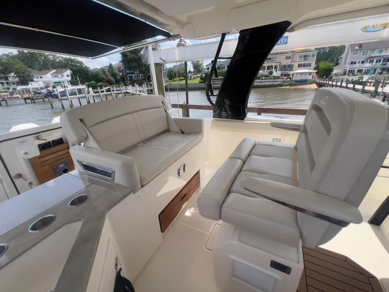 Slide: The Image of Boston Whaler 35 Realm (SeaKeeper equipped) 2021 - 8
