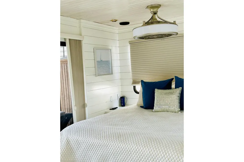 Slide: The Image of Bathroom interior of a 1992 Sumerset 66 houseboat with towels and wicker baskets. - 28