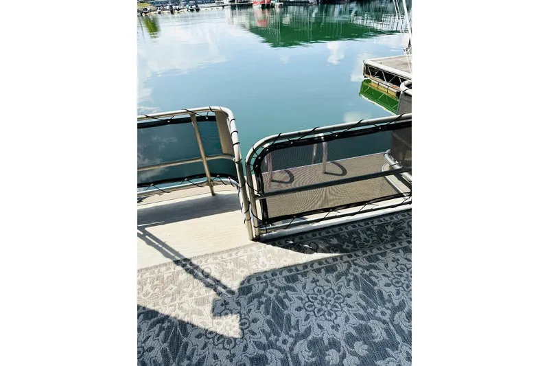 Slide: The Image of 1992 Sumerset 66 houseboat interior with cozy seating and decorative table. - 38