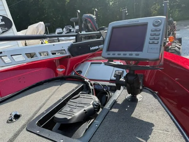 Slide: The Image of 2011 Ranger 618 T boat dashboard with fishfinder and Minn Kota trolling motor. - 7