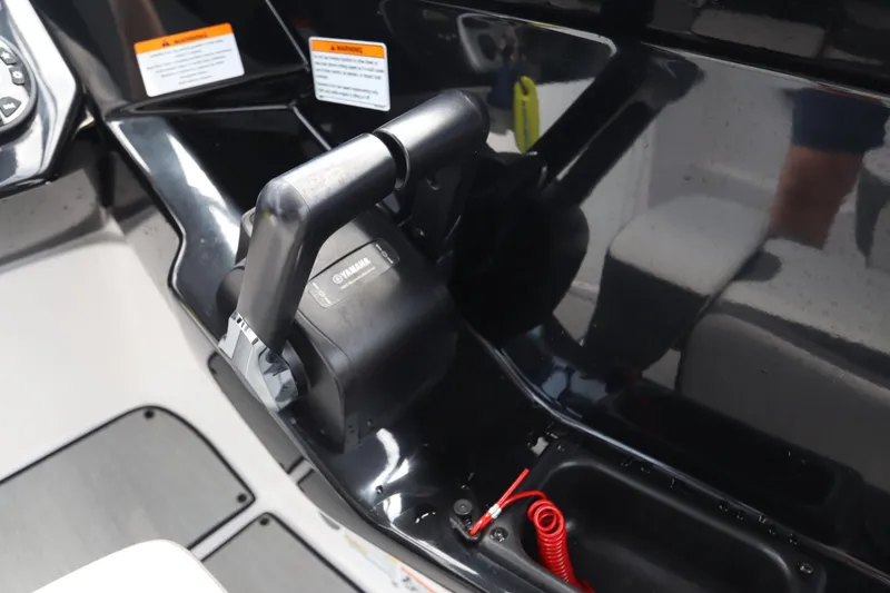 Slide: The Image of Throttle control of 2024 Yamaha Boats SX220, featuring ergonomic design and safety warnings. - 21