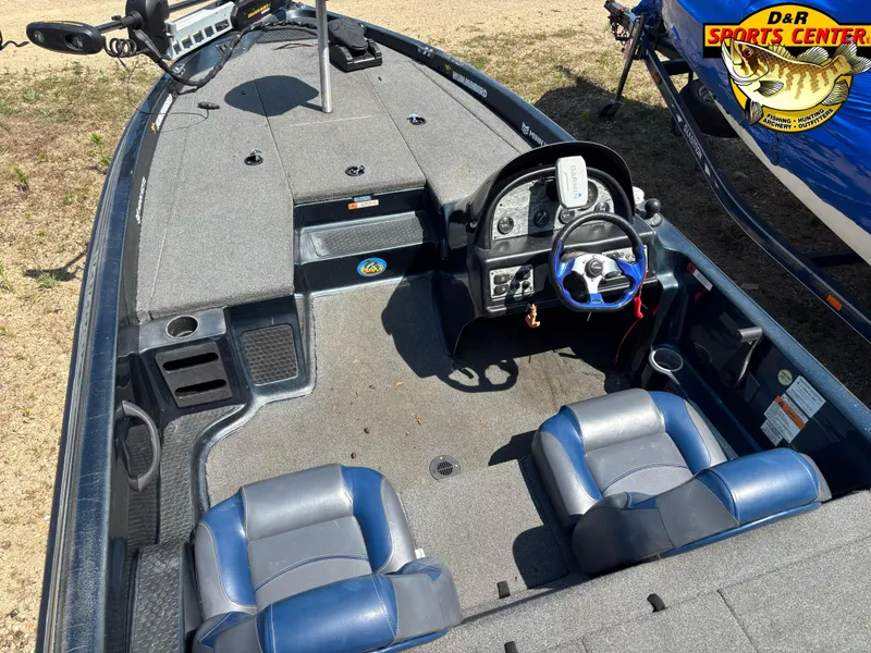Slide: The Image of 1999 Javelin Renegade 19 SC boat interior with steering console and seating. - 18