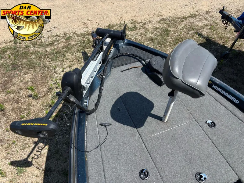 Slide: The Image of 1999 Javelin Renegade 19 SC boat deck with Minn Kota trolling motor and seat. - 19