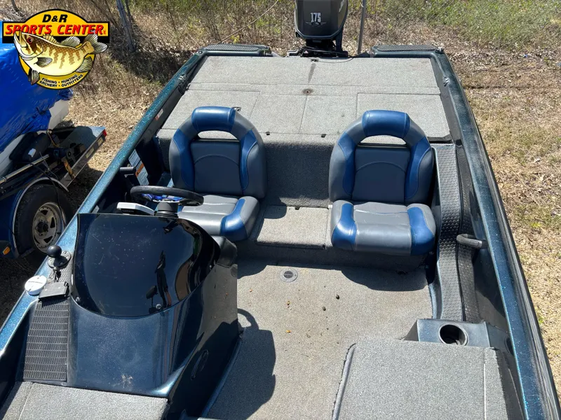 Slide: The Image of 1999 Javelin Renegade 19 SC boat interior with blue seats and steering console. - 20