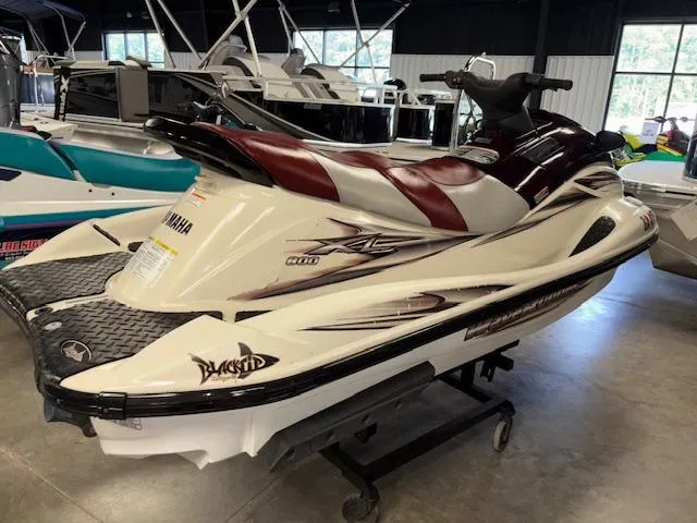 Slide: The Image of 2000 Yamaha WaveRunner XL 800 jet ski in showroom, side view. - 6
