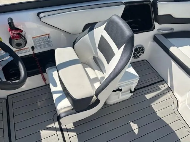 Slide: The Image of Captain's seat on 2020 Yamaha Boats 195S, featuring sleek design and modern controls. - 16
