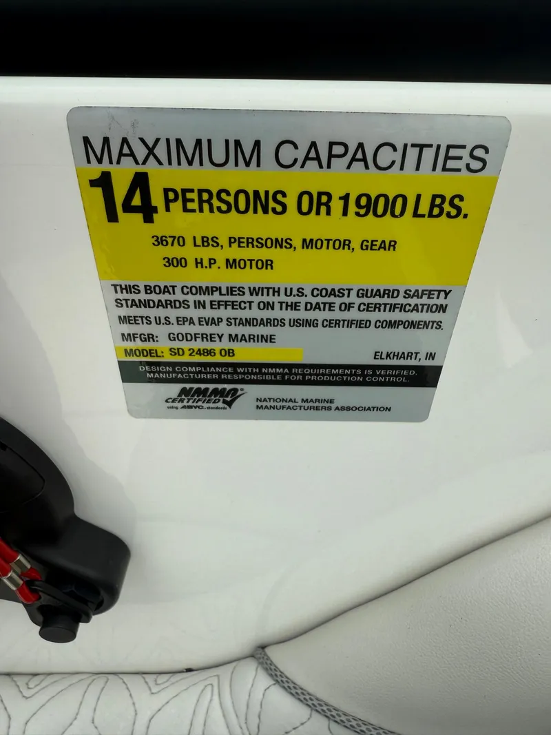 Slide: The Image of Capacity label on 2022 Hurricane SD 2486 boat, max 14 persons or 1900 lbs, 300 HP motor. - 19