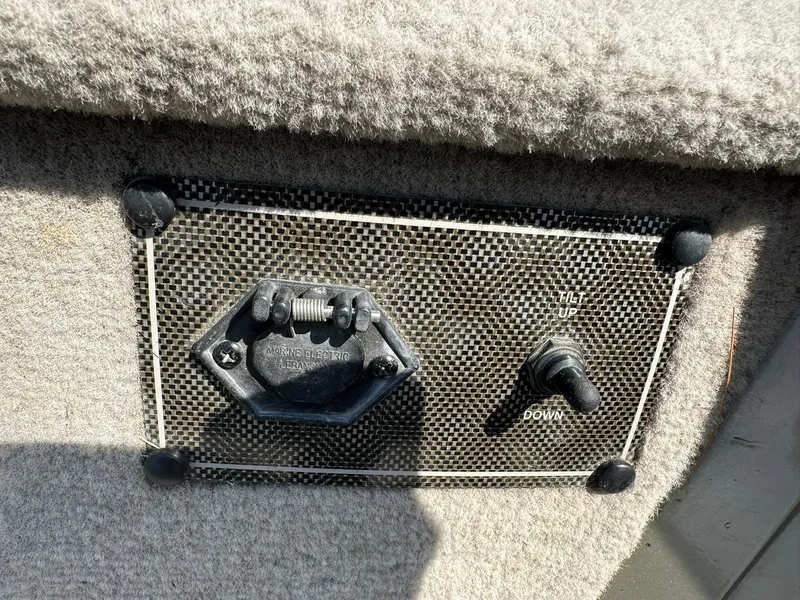 Slide: The Image of Control panel on 2007 Lowe Fishing Machine FM165S boat with tilt switch. - 20