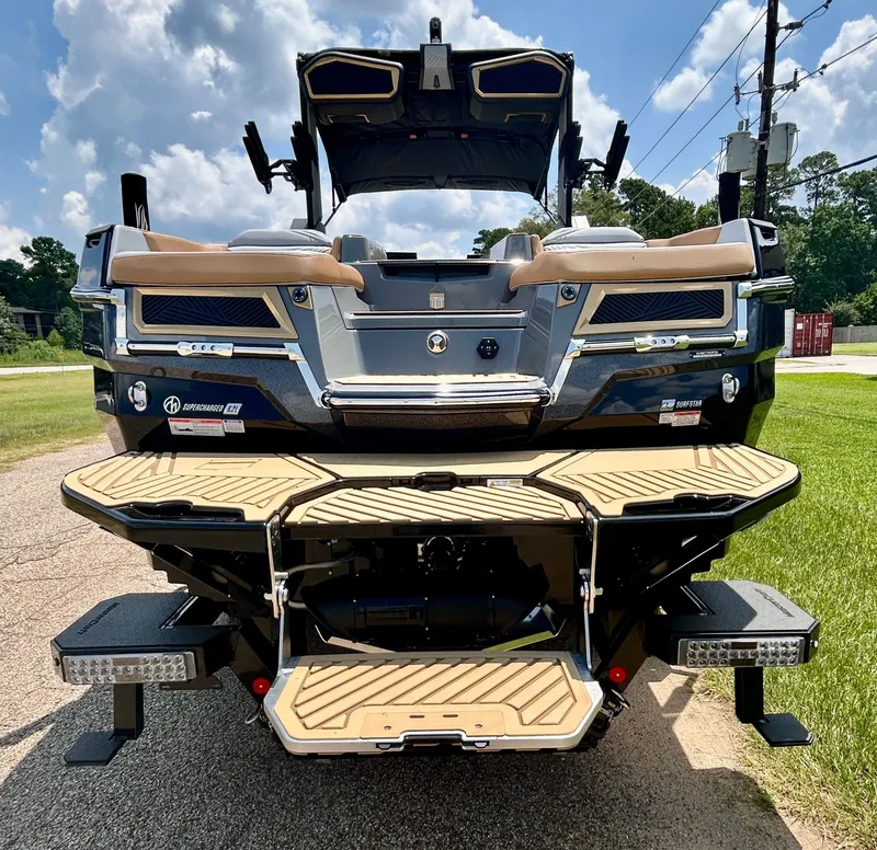 Slide: The Image of MasterCraft XStar 25 2026 - 16