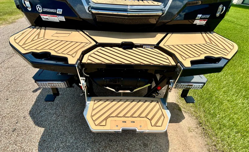 Slide: The Image of MasterCraft XStar 25 2026 - 17