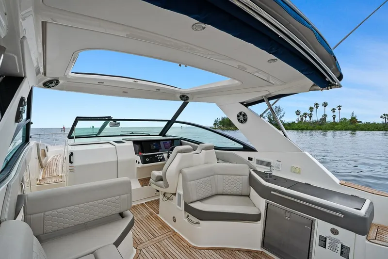 Slide: The Image of Sea Ray Sundancer 320 Outboard 2021 - 29