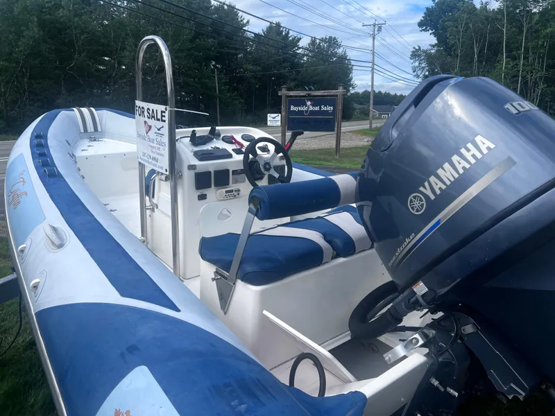 Slide: The Image of 2015 Smuggler Strata 520 boat for sale with Yamaha engine, displayed at Bayside Boat Sales. - 5