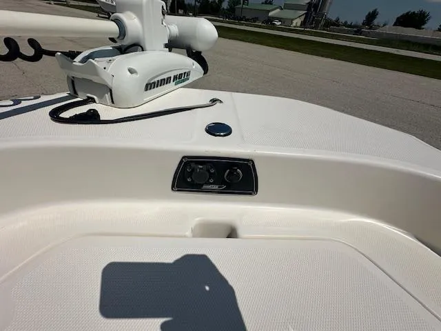 Slide: The Image of 2007 Boston Whaler 200 Dauntless boat with Minn Kota trolling motor on deck. - 16