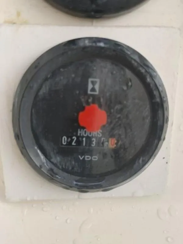 Slide: The Image of Hour meter on Leopard 46, 2011 model, showing 2113 hours. - 18