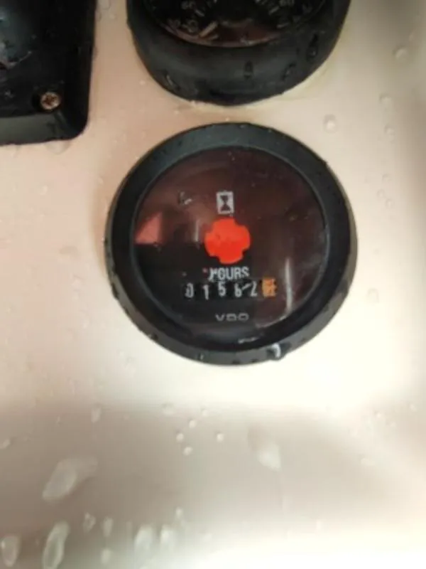 Slide: The Image of Hour meter on Leopard 46, 2011 model, showing 1562 hours. - 19