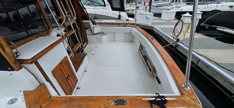 Slide: The Image of 1991 Bayliner 3288 Motoryacht with spacious deck, docked at marina. - 5