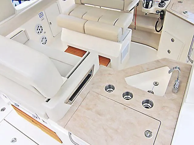 Slide: The Image of Boston Whaler 350 Realm 2026 - 6