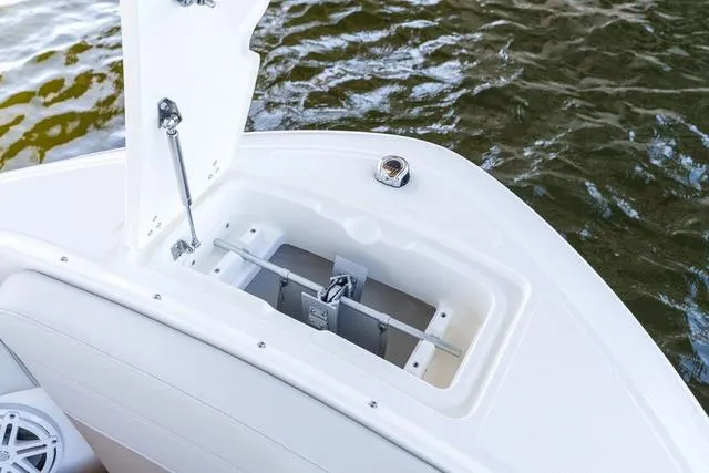 Slide: The Image of Boston Whaler 210 Vantage 2025 - 3