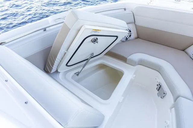 Slide: The Image of Boston Whaler 210 Vantage 2026 - 4