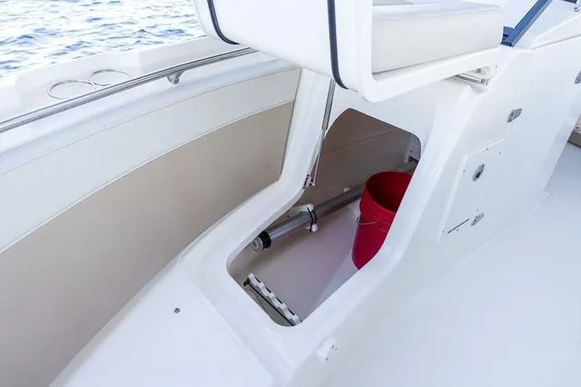 Slide: The Image of Boston Whaler 210 Vantage 2026 - 5