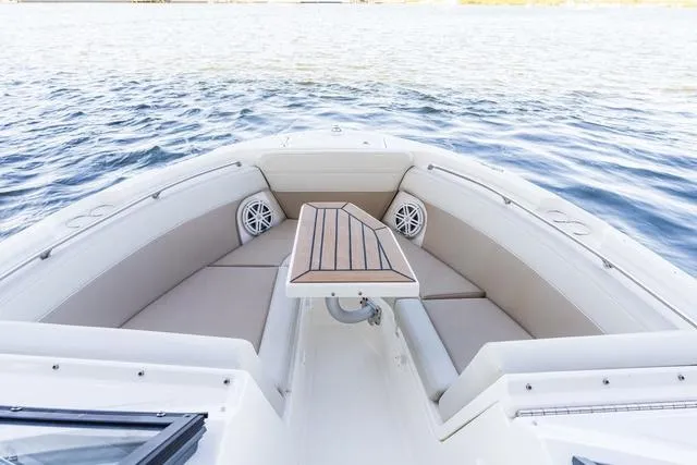 Slide: The Image of Boston Whaler 210 Vantage 2026 - 7