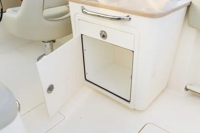 Slide: The Image of Boston Whaler 240 Vantage 2026 - 4