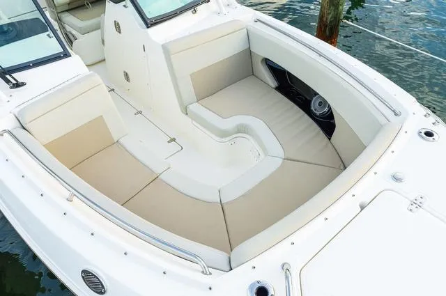 Slide: The Image of Boston Whaler 240 Vantage 2026 - 7