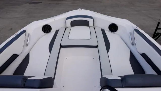 Slide: The Image of Yamaha 195S 2025 - 13