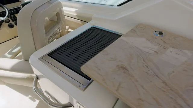 Slide: The Image of Boston Whaler 280 Vantage 2025 - 10