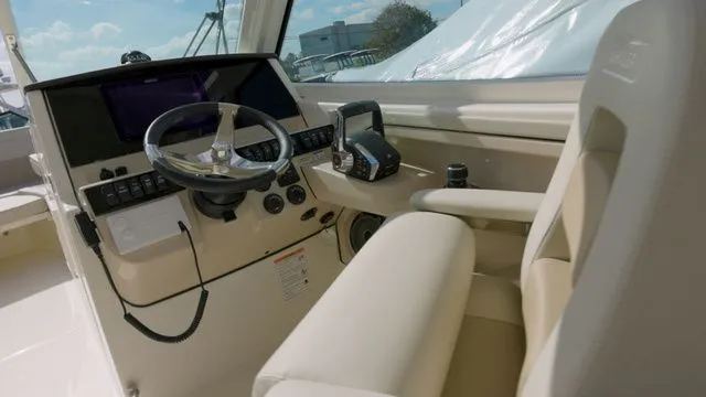Slide: The Image of Boston Whaler 280 Vantage 2025 - 12