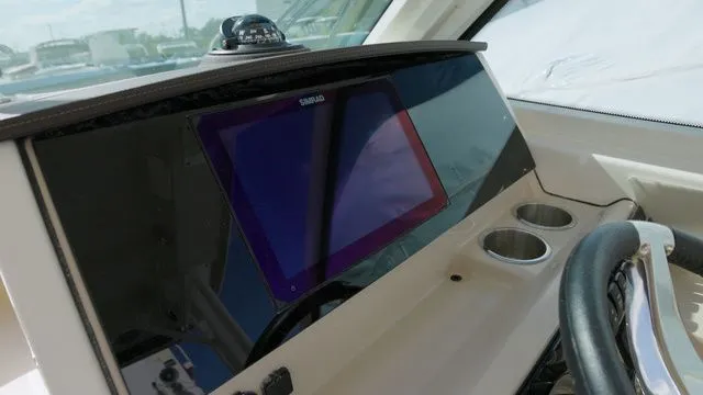 Slide: The Image of Boston Whaler 280 Vantage 2025 - 14