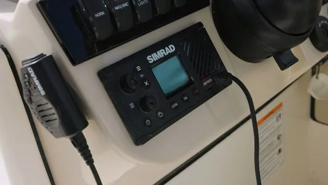 Slide: The Image of Boston Whaler 280 Vantage 2025 - 15