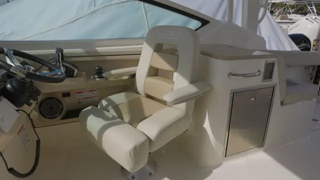 Slide: The Image of Boston Whaler 280 Vantage 2025 - 18