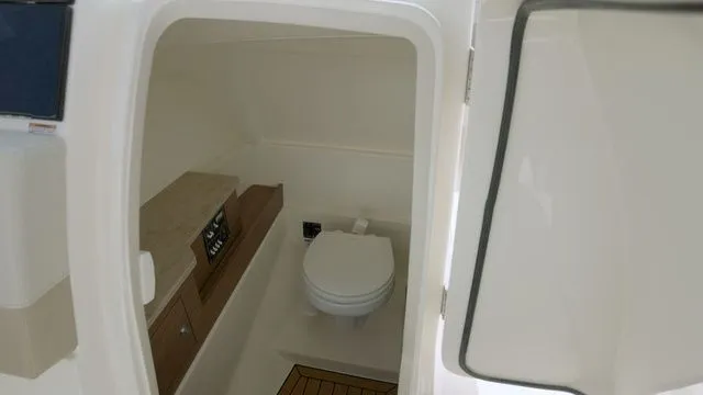 Slide: The Image of Boston Whaler 280 Vantage 2025 - 20