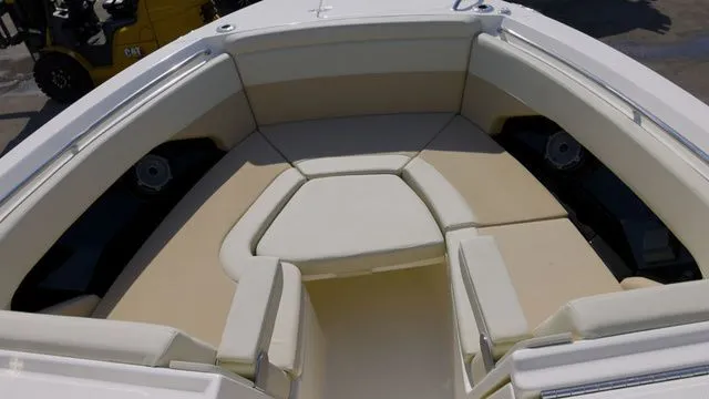 Slide: The Image of Boston Whaler 280 Vantage 2025 - 22