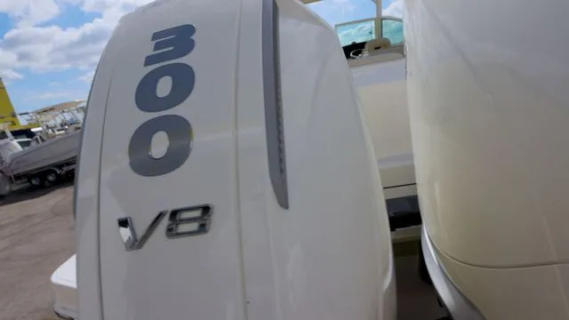 Slide: The Image of Boston Whaler 280 Vantage 2025 - 23
